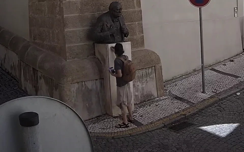 Vandal na bustu napsal stop genocide.