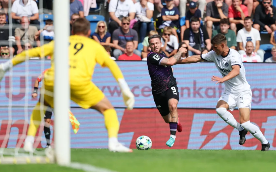 Fotbalisté Slavie vyhráli na Slovácku 1:0, domácí nedali v nastavení penaltu