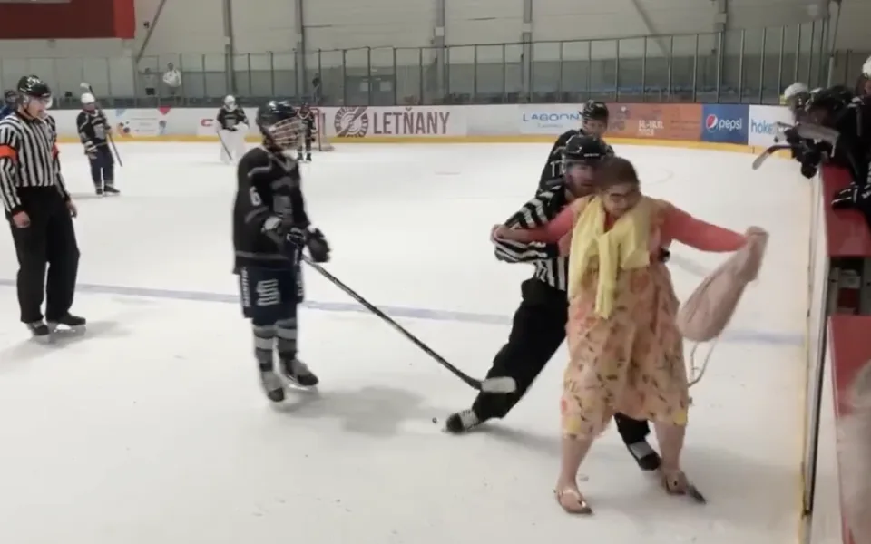 Matku museli z ledu vytlačit.