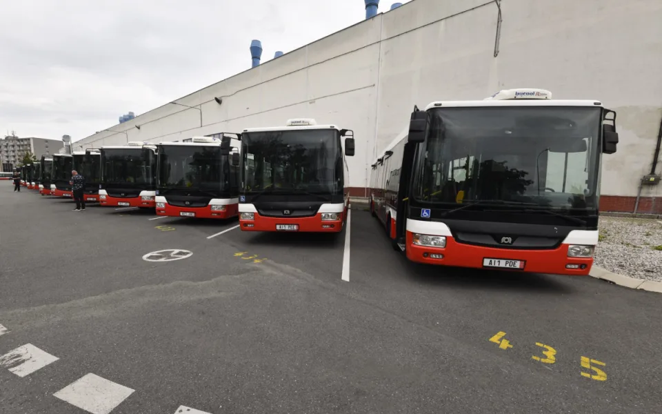 Praha darovala Ukrajině 15 autobusů, celkem tam poslala 71 vozidel