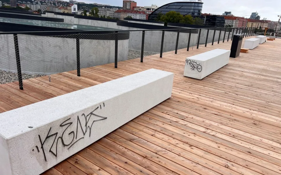 Betonové lavičky už poničil vandal.