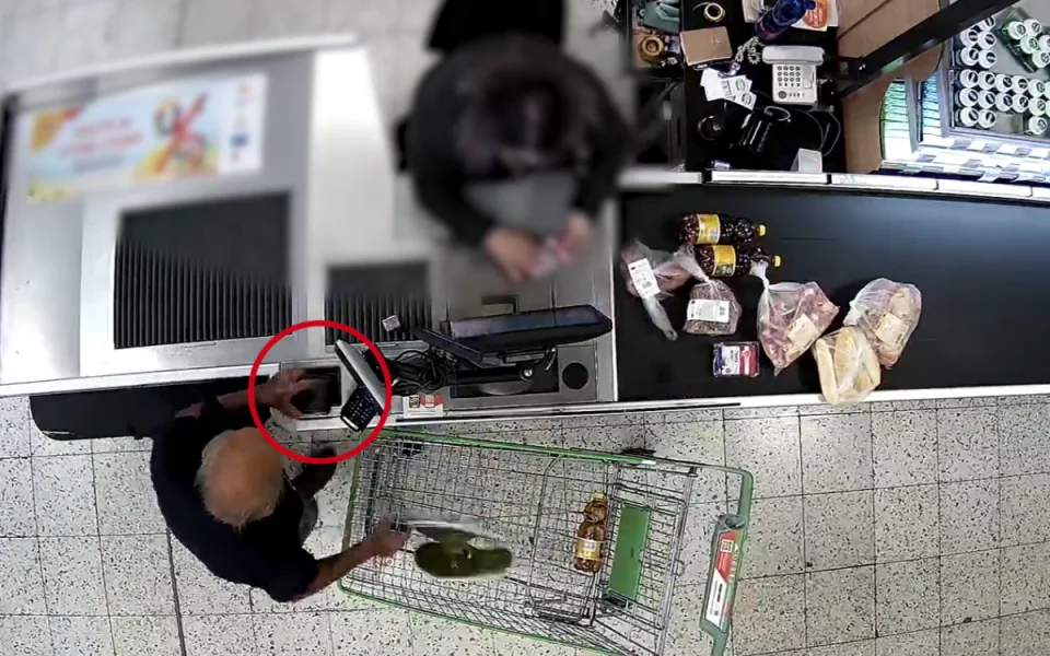 Muž zapomněl u pokladny peněženku, přivlastnil si ji nenechavý senior