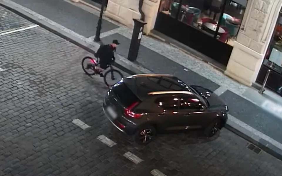 VIDEO: Zloděj objížděl v Praze auta na kole, z jednoho ukradl 6,5 tisíce eur