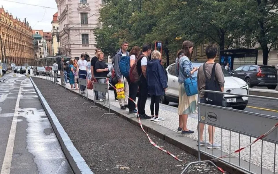 Rozšíření ostrůvku na Staroměstské je hotovo, město bude nyní sledovat dopravu