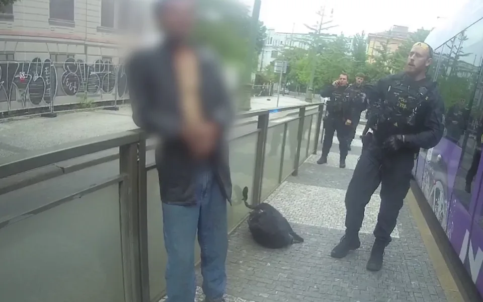 Na muže na zastávce čekali policisté.
