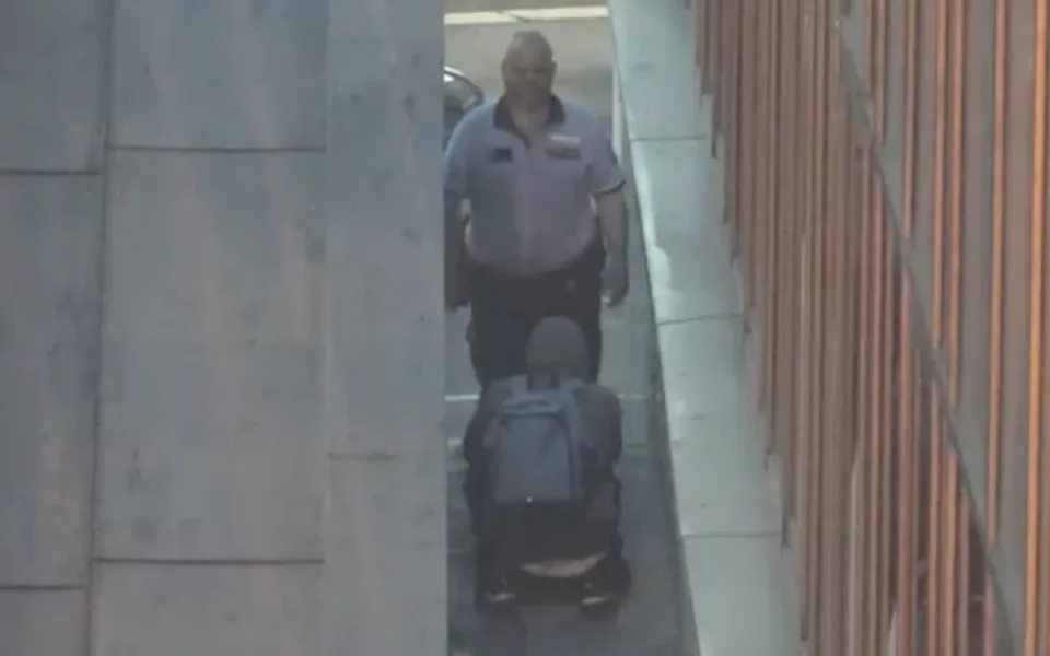 Zloděj vlezl policii přímo pod nos.