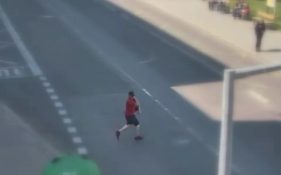 Po muži v červeném tričku pátrá policie.