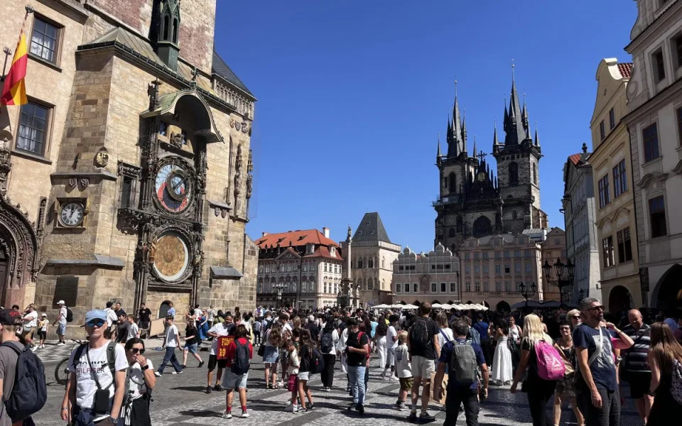 turisté přes prázdniny v praze