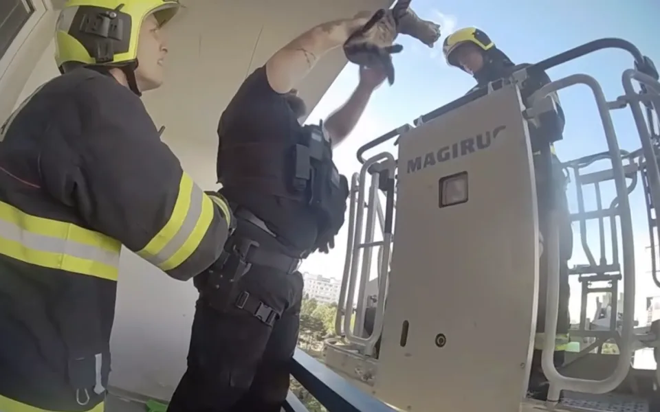 Na záchraně spolupracovali strážníci a hasiči.