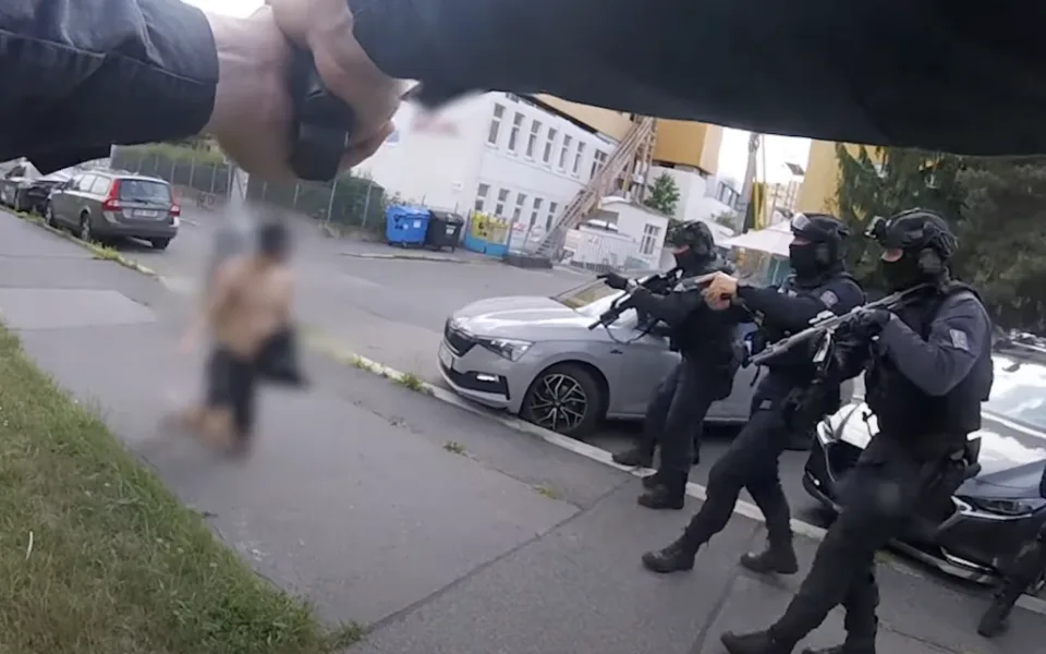 Muže zadrželi přímo na ulici.