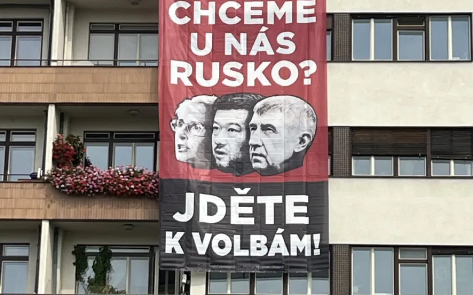 Skupina Kaputin vyvěsila na budovách v Praze plakát s Putinem a českými politiky