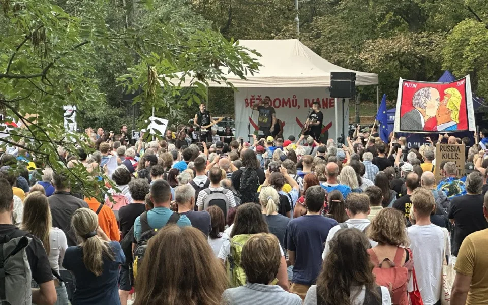 FOTO: Jdi domů, Ivane! Před ruskou ambasádou protestovaly stovky lidí