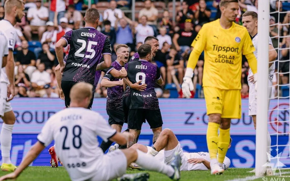 Kočkopes se Zafeirisem, přehlížení Chorého excesů a Douděrova simulování. Slavia si začala sama prohrávat titul