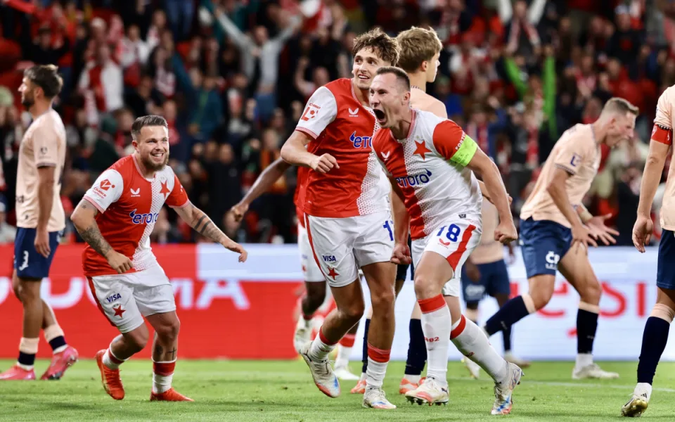 Fotbalisté Slavie porazili poslední Pardubice 3:1 a vedou neúplnou tabulku