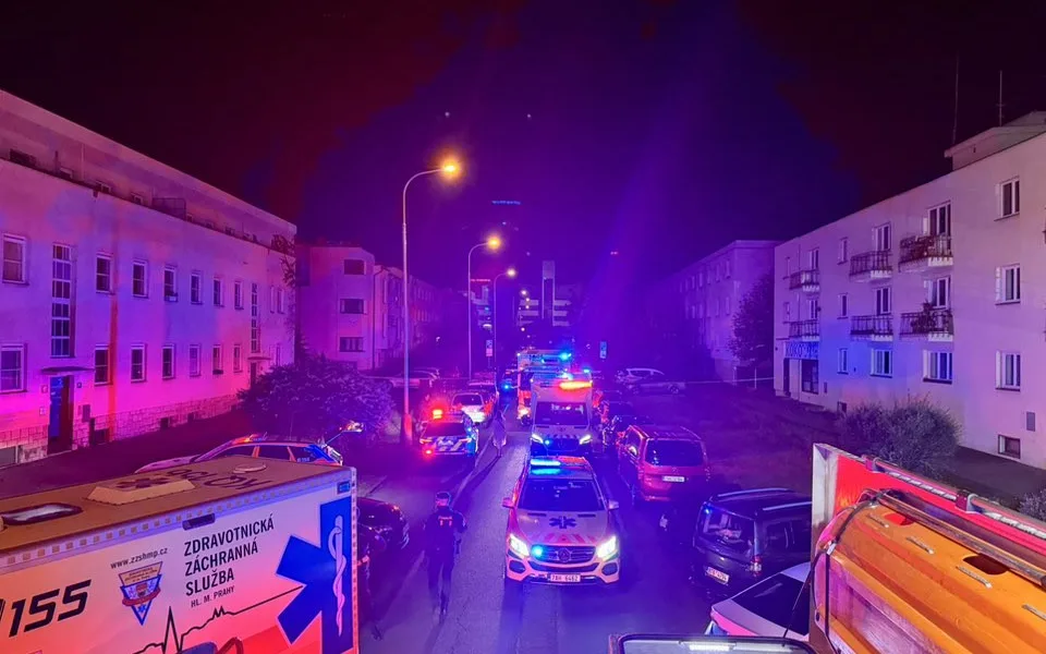 Požár zničil byt na Barrandově, z domu hasiči zachránili dvacet lidí