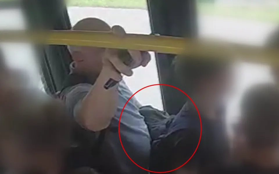 Postarší kapsář s moravským přízvukem okrádá lidi v buse. Lákají ho batohy