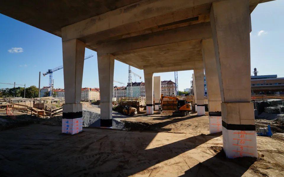 FOTO: Lávka s promenádou i nové nástupiště. Smíchovské nádraží získává podobu
