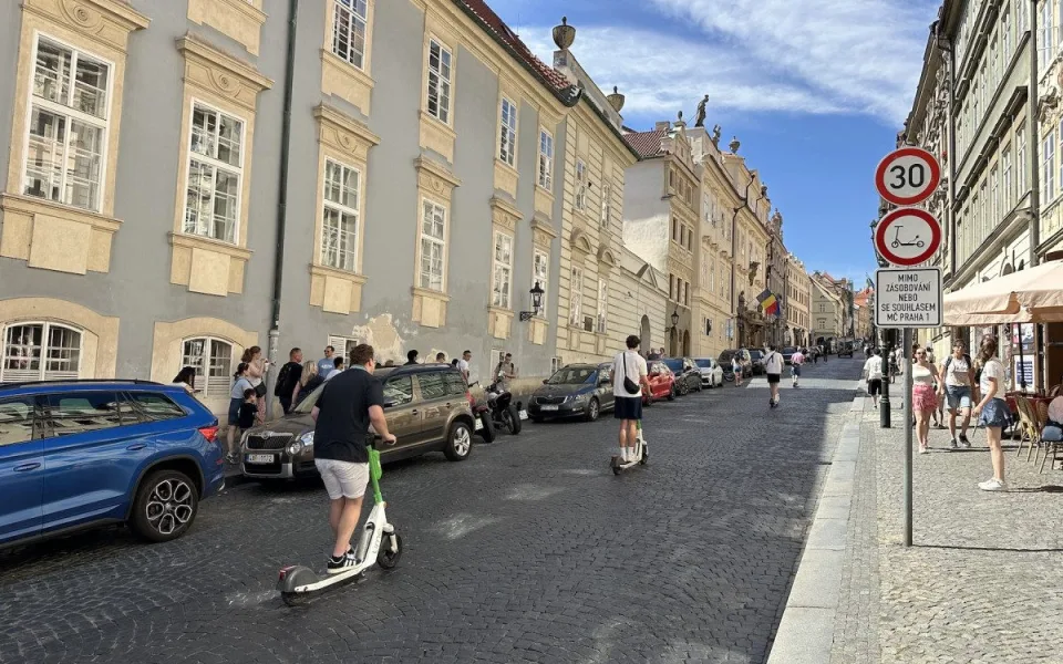 Praha 1 zakázala vjezd koloběžkám do Nerudovy. Je to akt zoufalství, říká starostka