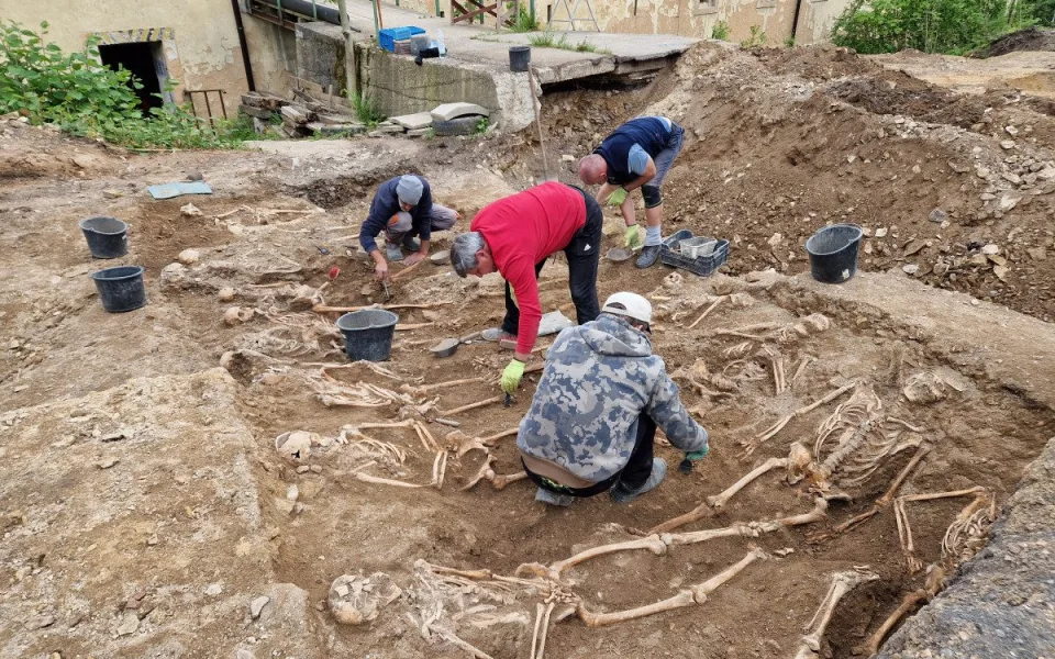 Archeologové odhalili u Břevnovského kláštera 1289 ostatků pruských vojáků