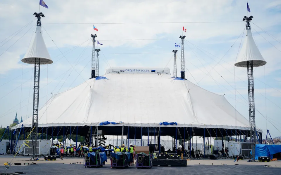 FOTO: Do Česka poprvé přijel slavný Cirque du Soleil, na Letné už stojí obří šapitó
