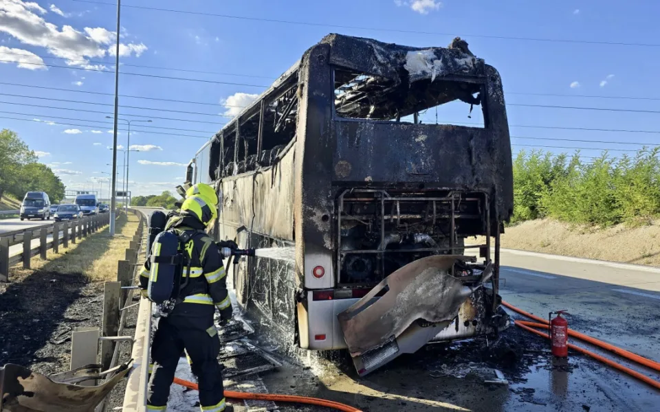Na Pražském okruhu u Barrandova shořel autobus, provoz na letiště je zastaven