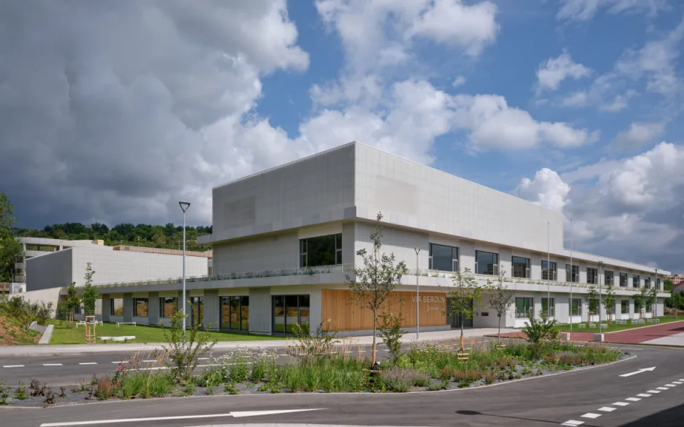 V Berouně otevřeli nový vzdělávací kampus, navrhlo ho pražské studio OVA