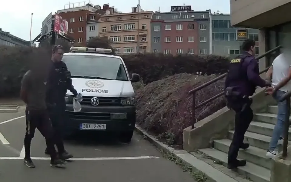 Policie zadržela trojici mužů. Ti jsou podezřelí ze znásilnění handicapované ženy