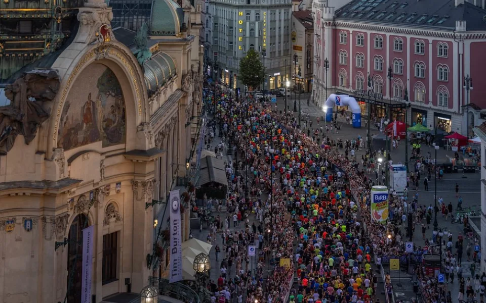 Běžecký závod Birell Grand Prix v sobotu uzavře část centra Prahy