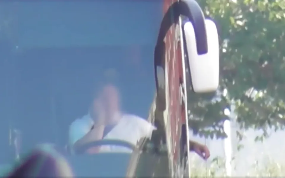 VIDEO: Řidič dálkového autobusu za jízdy pokuřoval cigaretu a telefonoval