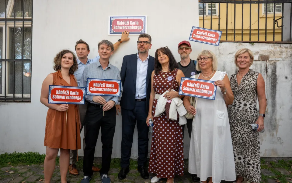 Nábřeží Karla Schwarzenberga. Část pražské náplavky nese jméno zakladatele TOP 09