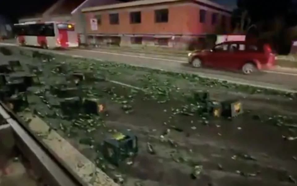 Na zemi jsou stovky lahví.
