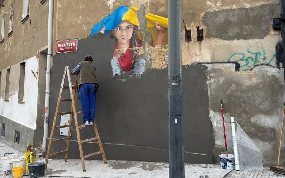 Pražské Nusle přišly o mural ukrajinské holčičky, dům prochází opravou