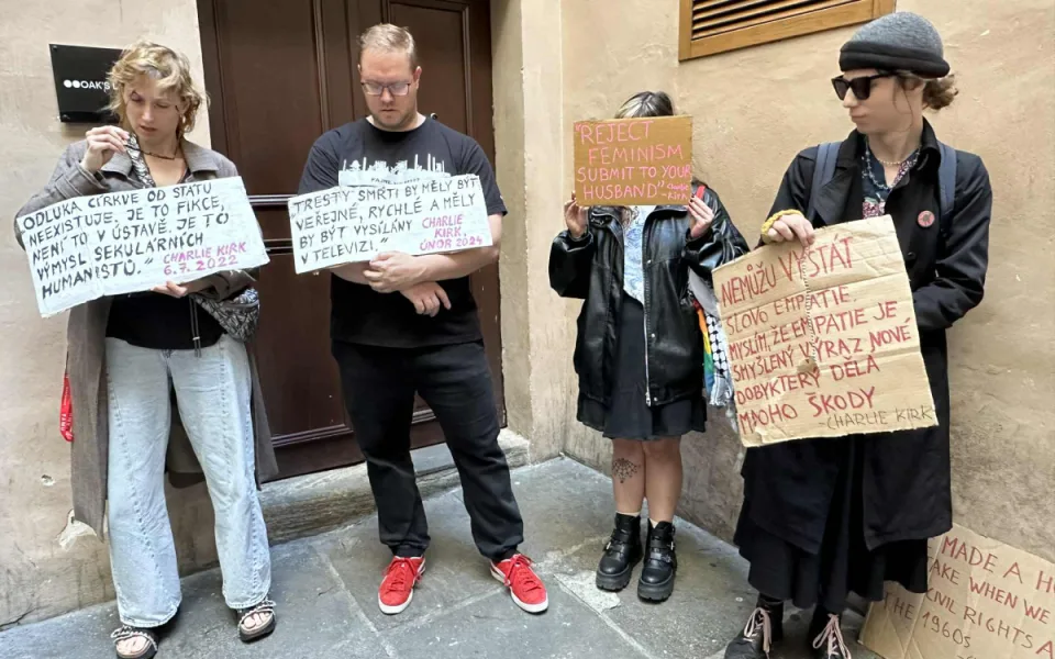 Mši za kontroverzního influencera Kirka narušil konflikt.
