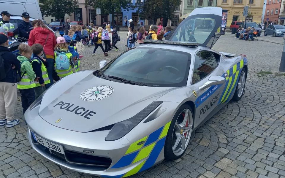 FOTO: Policejní ferrari poutalo pozornost. Řídit ho smí jen tři lidi v republice