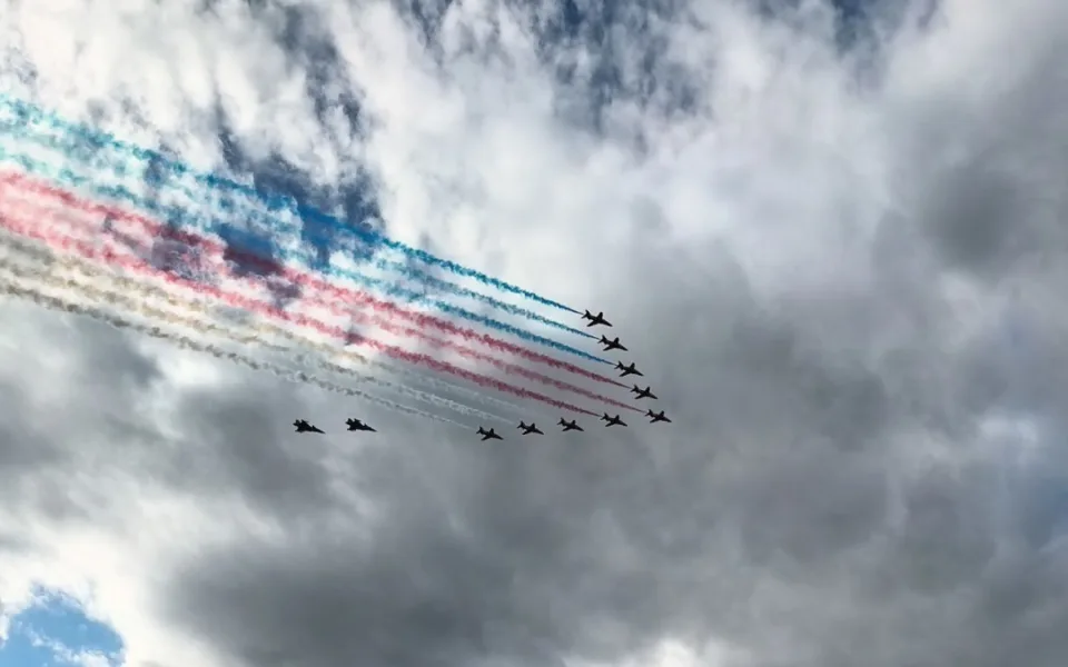 FOTO: Gripeny nad Prahou. Podívejte se, jak trikolóra rozzářila nebe