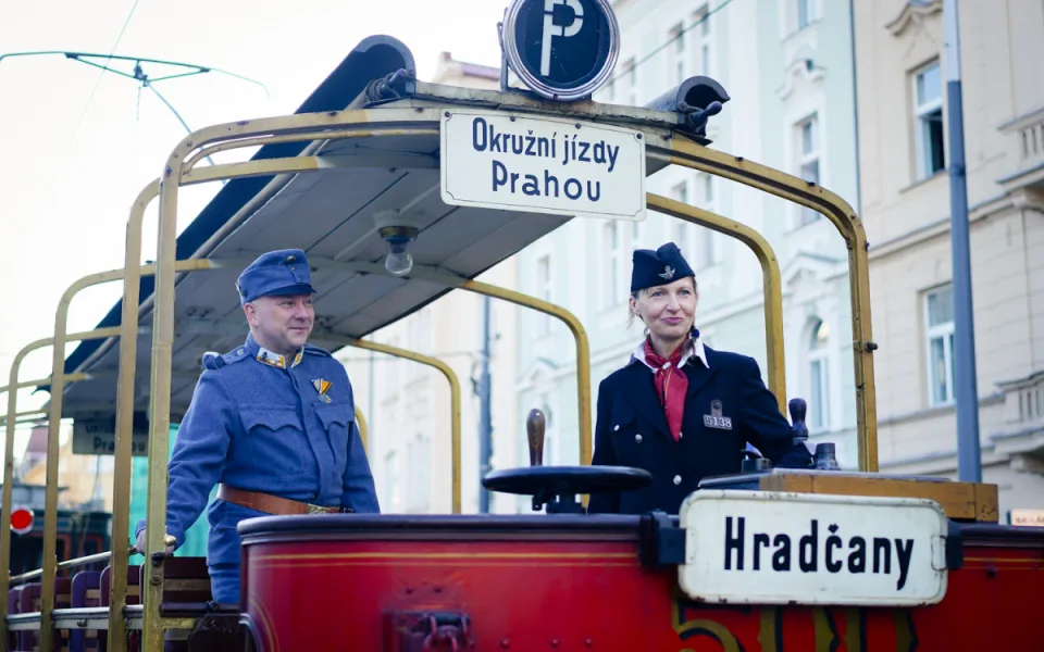 MHD v Praze slaví 150 let. Městem projel průvod tramvají