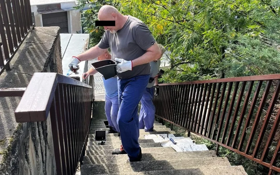 V Praze 4 pomáhají zdarma vězni z Pankráce. S opravami i při povodních