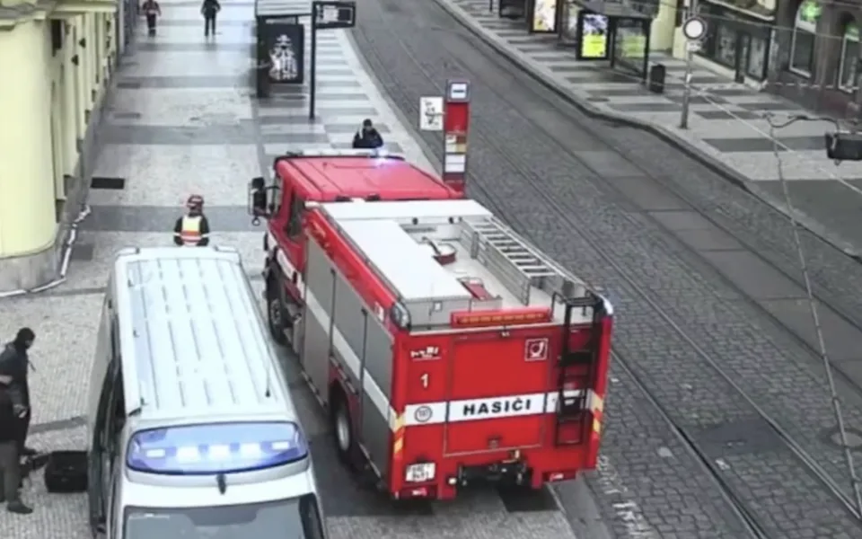Na místě zasahují policisté a hasiči.