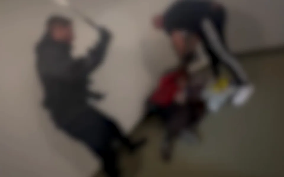Bezdomovce ochranka mlátila na schodišti.