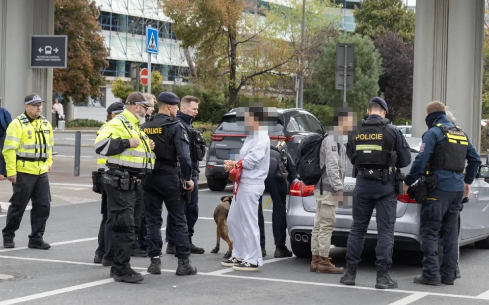 Policisté a celníci kontrolovali taxikáře na letišti, rozdali pokuty za 150 tisíc