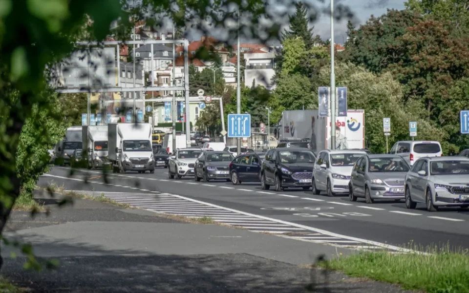 Sto tisíc aut pod okny. Pražská vilová čtvrť se proměnila v místo, kde odumírají plicní buňky