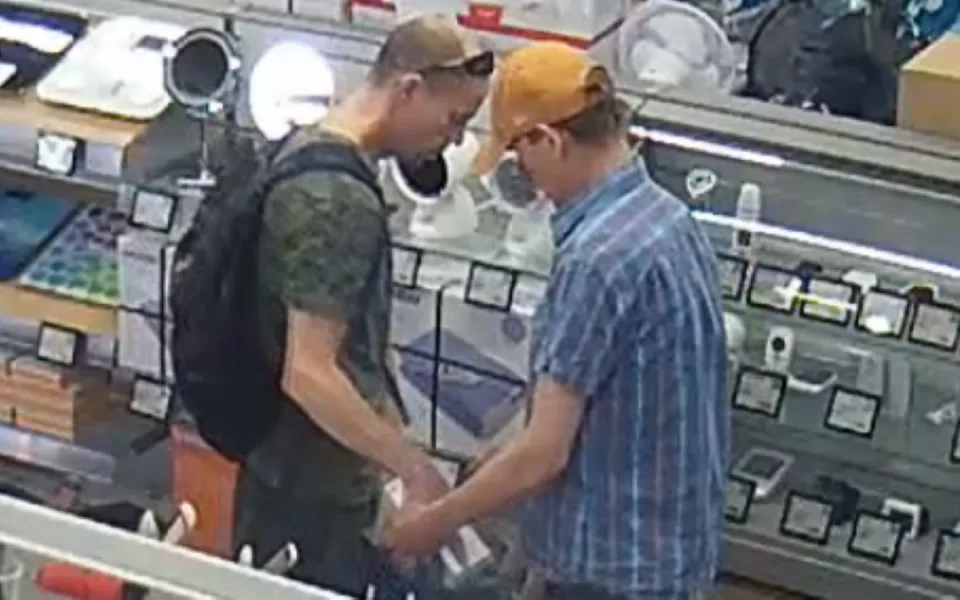 Ukradli sluchátka za deset tisíc. Policie pátrá po dvou zlodějích z Prahy 5