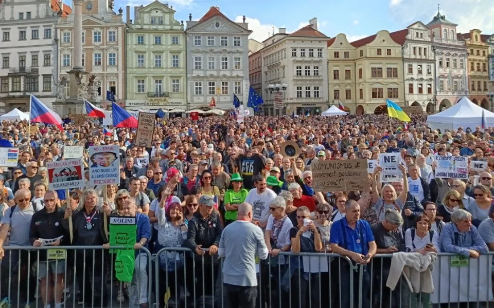 Na Staroměstském náměstí se sešly tisíce lidí na akci Zabraňme vládě extremistů