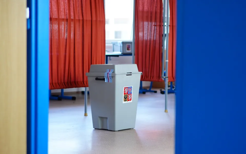 Volební místnosti se otevřely. Lidé začali vybírat nové poslance
