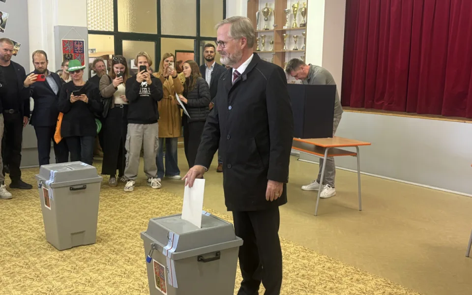Začíná druhý volební den. Lidé dnes zvolí nové poslance