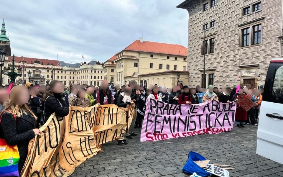 Stovky podporovatelů ženských a queer práv prošly centrem Prahy