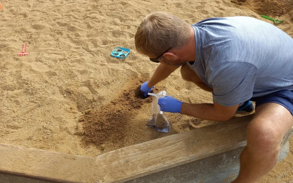 Pískoviště pod dohledem. Hygienici kontrolují čistotu písku v celé Praze