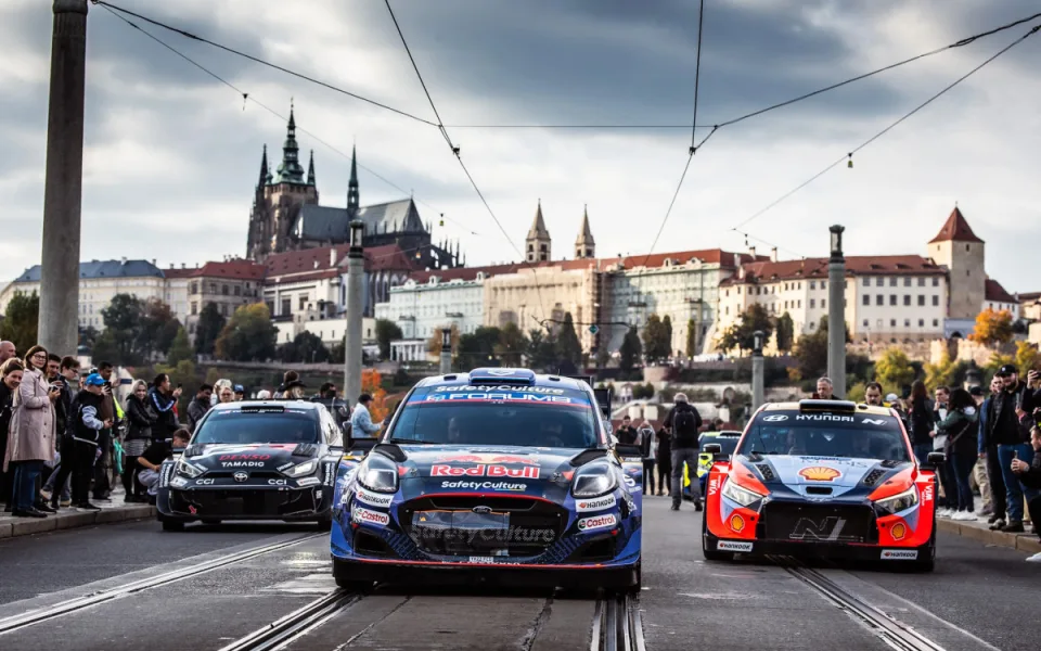 Sedm závodních speciálů v centru Prahy. Středoevropská rally začala spanilou jízdou