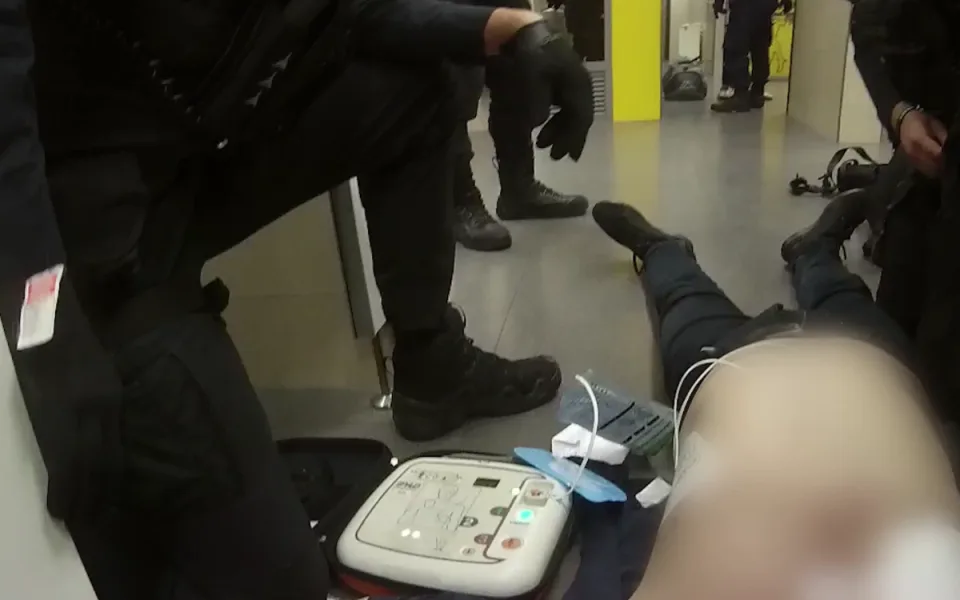 Policisté použili i defibrilátor.