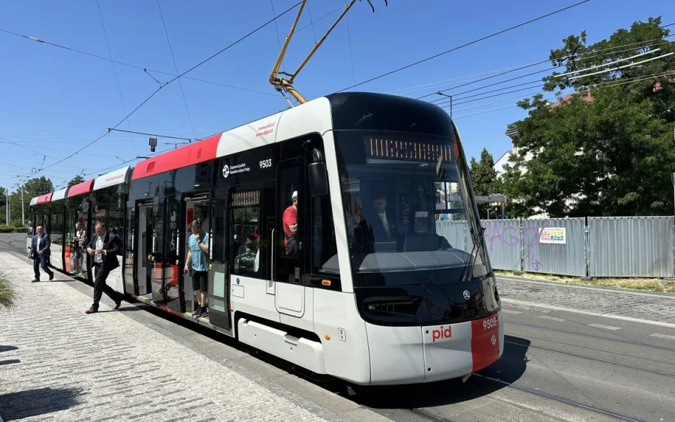 Nová tramvaj Škoda 52T.